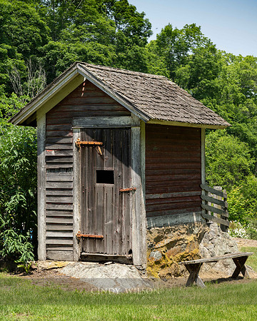 Outhouse, Roode Rd