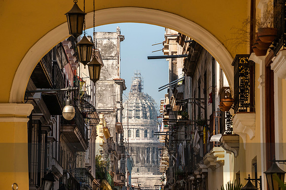 Capitolo Through the Arch
