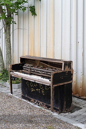Piano in an Alley, Provincetown
