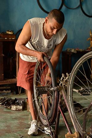 Bicycle repairman, Camaguey_431